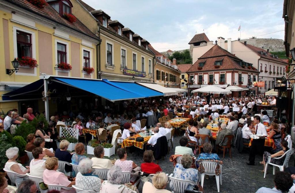 Senator Haz Hotel Eger Bagian luar foto